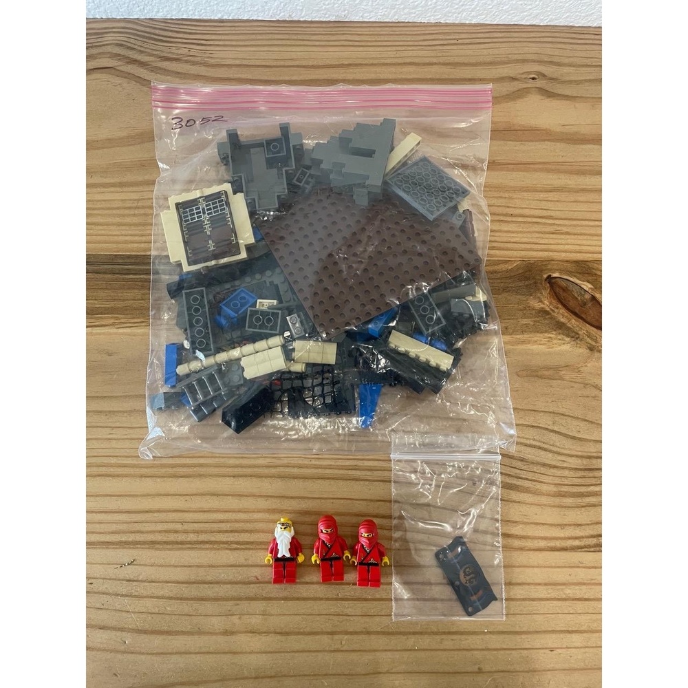 Vintage Lego 3052 Ninja Fire Fortress set 97% complete with minifigs
